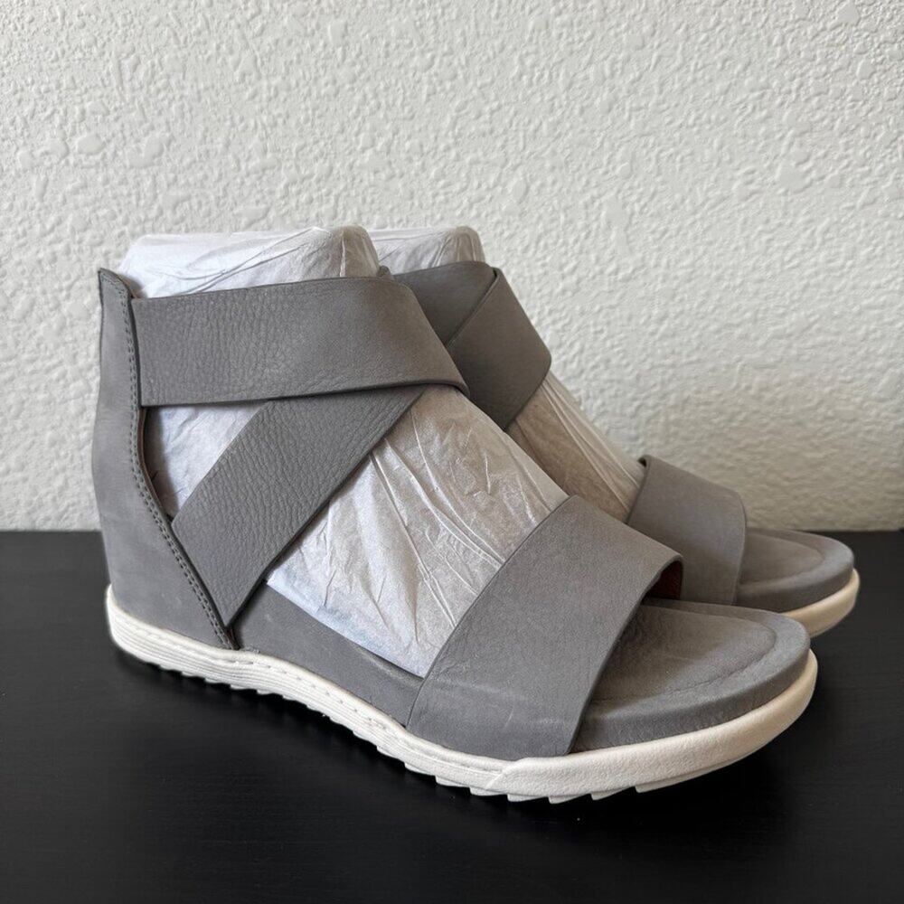 Sofft | NIB Leather Cross Over Strap Sandals size 9